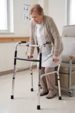 Andador plegable de 4 patas con incoporador - Imagen 2